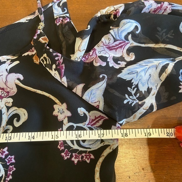 White House black market size medium off shoulder‎ with long angel sleeves - Picture 10 of 12